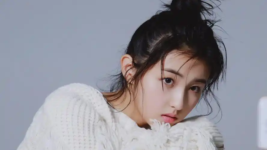 内地明星张子枫明星风尚壁纸