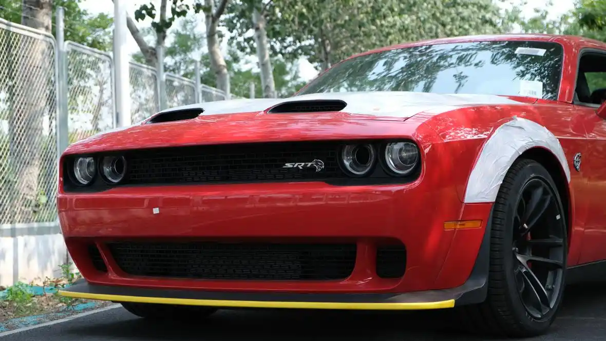 价值200万的道奇挑战者地狱猫宽体版,707匹马力6.2l,v8机械增压