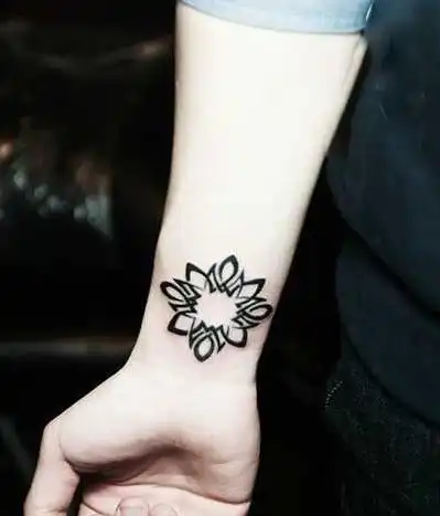 精致的手腕刺青图片适合女生的手腕纹身
