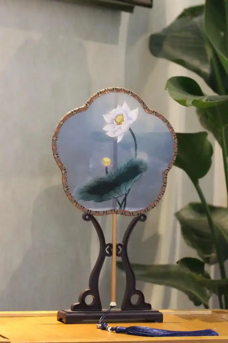 《月下莲》 面面湖光面面风,可人最是白芙蓉 #苏绣 #传统文 - 抖音