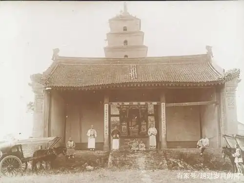 清末大雁塔.门口杂草丛生,晚清走向没落,自是无人打理了.