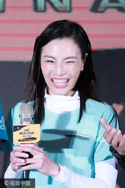 吴敏霞与老公出席活动大方秀恩爱 吴敏霞吐舌鼓腮表情包不断