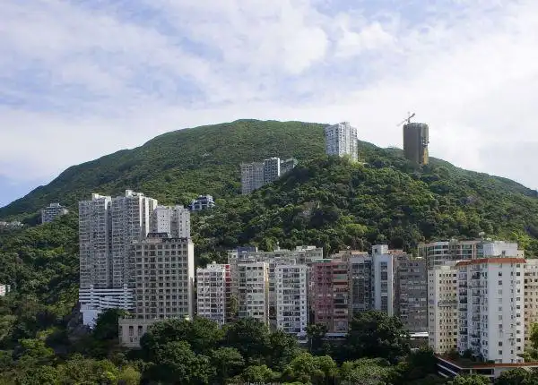 资料图片:香港港岛半山上的豪宅.(新华社)