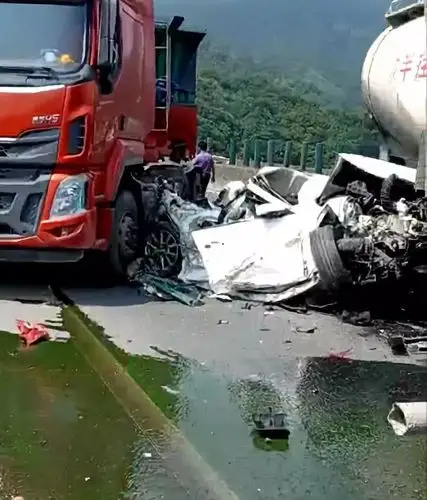 汕梅高速:多车追尾造成1死4伤,9车受损!