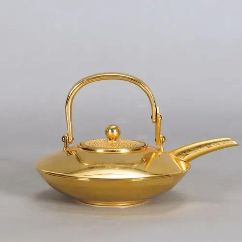 铜镀金酒壶 1 件