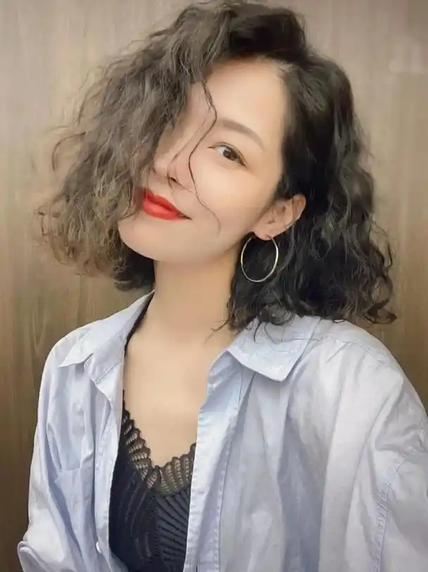 女性在三十岁后,尽量做全头烫发型,这六款全头烫,蓬松瘦脸显发量