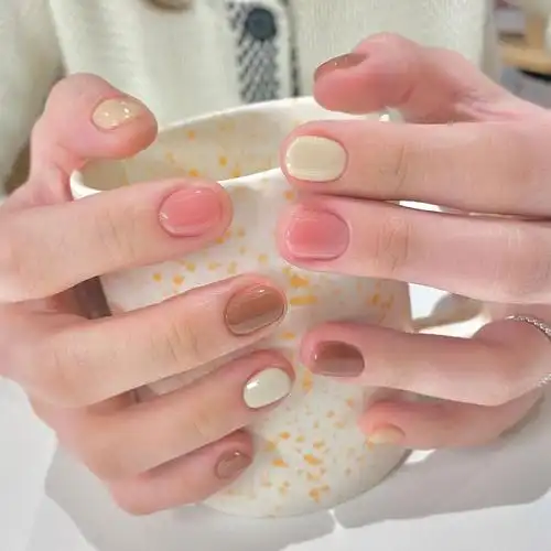 甜甜的马卡龙系单色跳色美甲