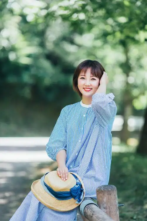 杜沁怡日系写真释出甜美笑容展露初夏清灵