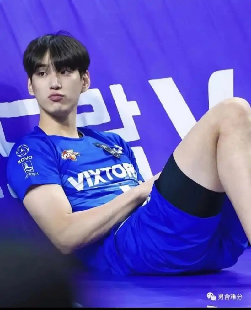 打排球的帅哥,身材匀称还有大长腿,嘟嘴的样子真可爱,让人忍不住想要