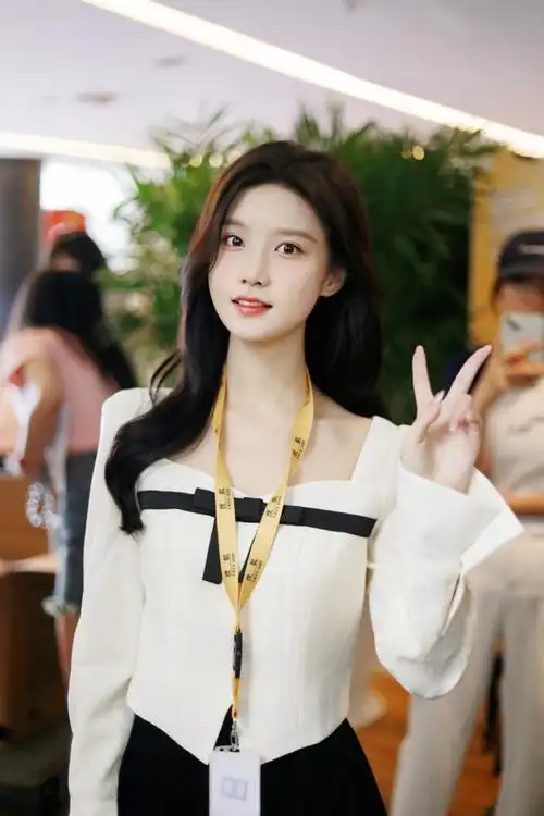 邂逅秋日全糖微笑9702厂一日新员工@陈意涵estelle报道,加满电量