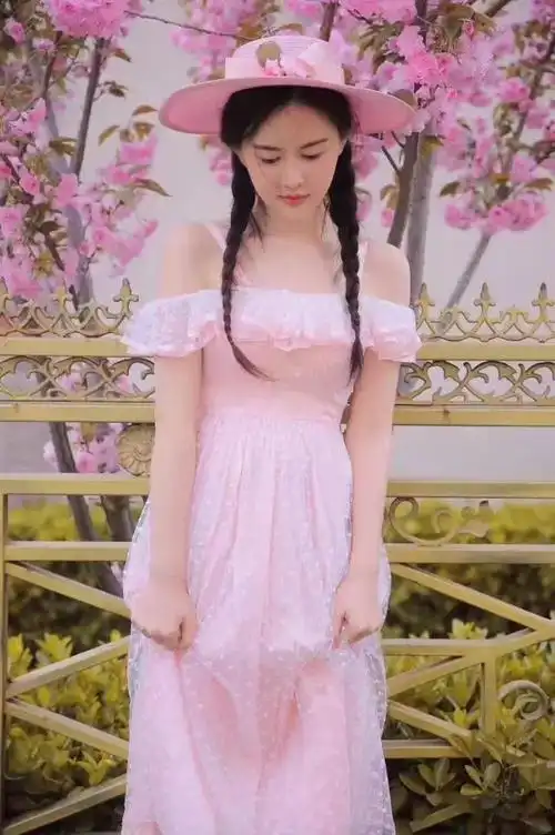 樱花树下伊人典雅伴花香戴芊芊邀你相守三生三世