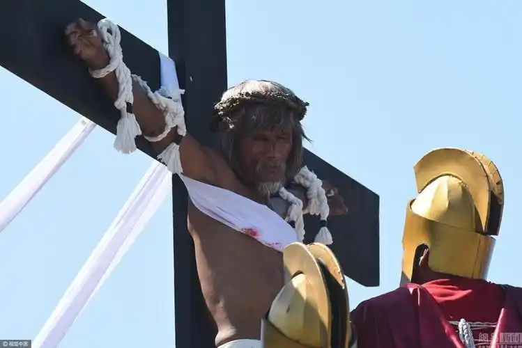 菲律宾庆耶稣受难日 教徒被钉上十字架