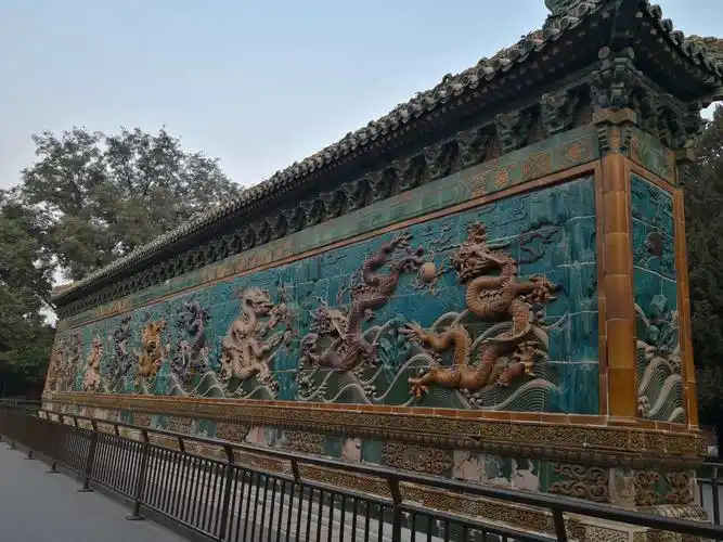 唯一的双面的五色琉璃九龙壁!两面的彩龙,形态并不完全一样.