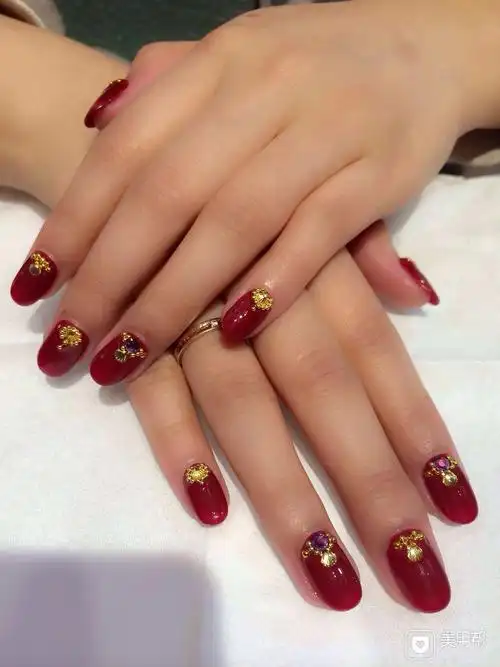 圆形新娘光疗红金紫美甲图片