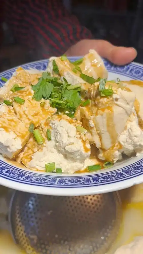 许昌热豆腐是许昌市鄢陵县的传统特色小吃,相传是在商代流传下来的.