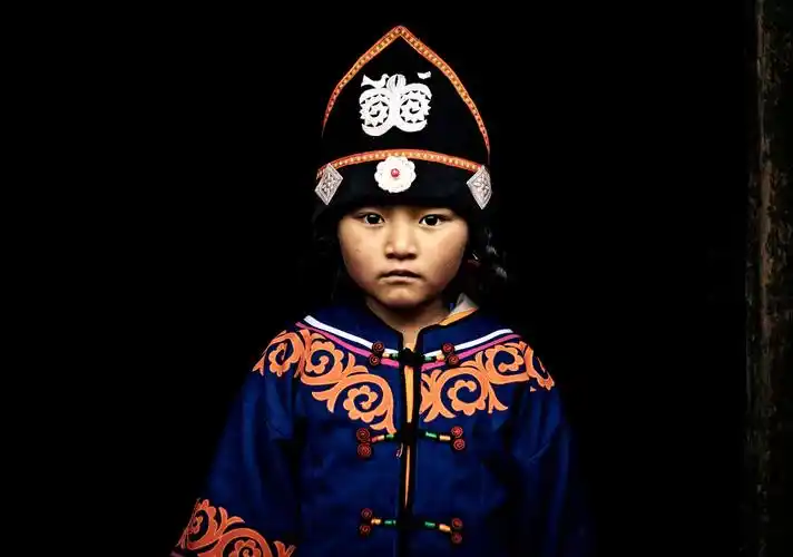 过彝族年的小女孩
