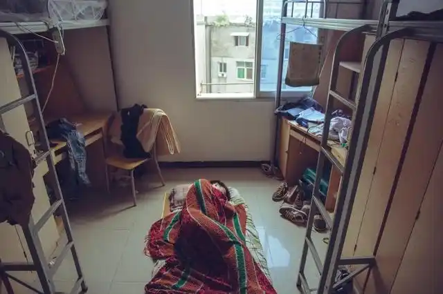 安徽:某大学通知查寝,男生宿舍半小时清理垃圾堆成山