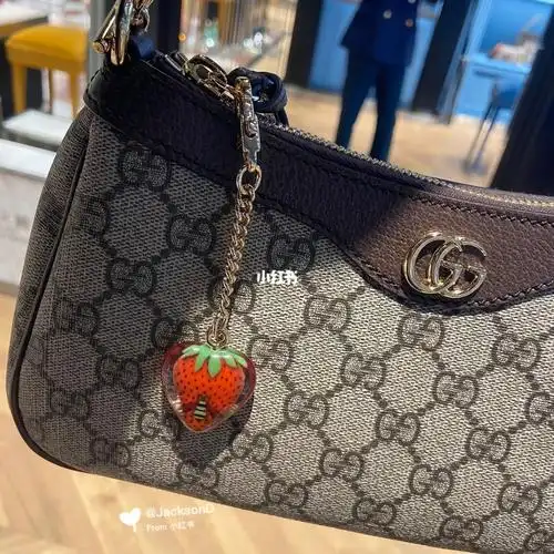 gucci新款小可爱草莓包包