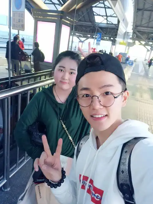 夏志远《香蜜》"最萌月老"杀青 粉丝接机暖心有爱