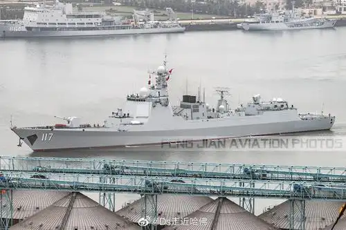 两代检阅舰罕见同框从116石家庄号到117西宁号从051c到052d