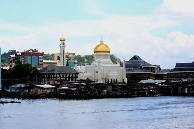 p>斯里巴加湾市(马来语:bandar seri begawan),位于文莱-摩拉区,面积