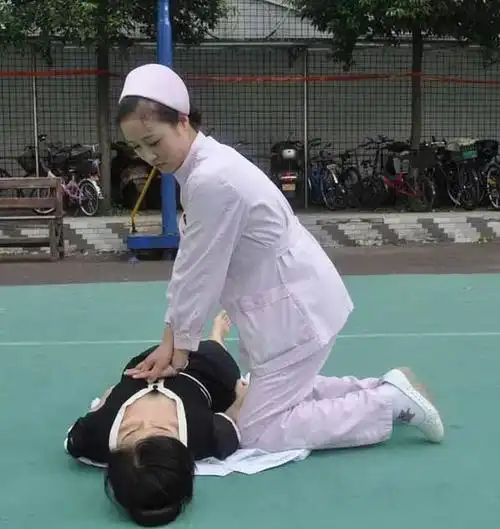 近年来,急救知识和技术在老百姓当中越来越普及,街头因紧急施救挽回