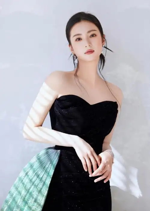 张雅钦超话049069♀15#张有钱观察报告#    光影交织,流淌