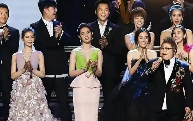 当杨幂和刘亦菲刘诗诗同框,穿礼裙各有各的美,但仪态差距挺悬殊