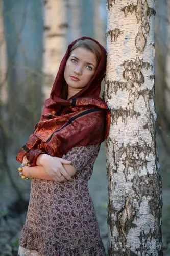 俄罗斯姑娘在一条围巾在白桦林特写