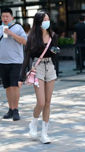 牛仔短裤加短靴再搭配一双丝袜小个子女生这样穿时髦又显腿长