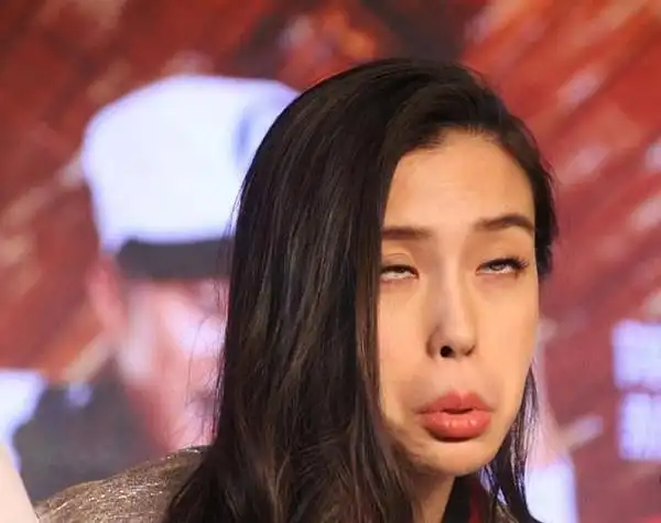 来,给爷翻一个!安祖娜北鼻式鬼脸的特征大致分两大类,翻白眼和斗鸡眼.