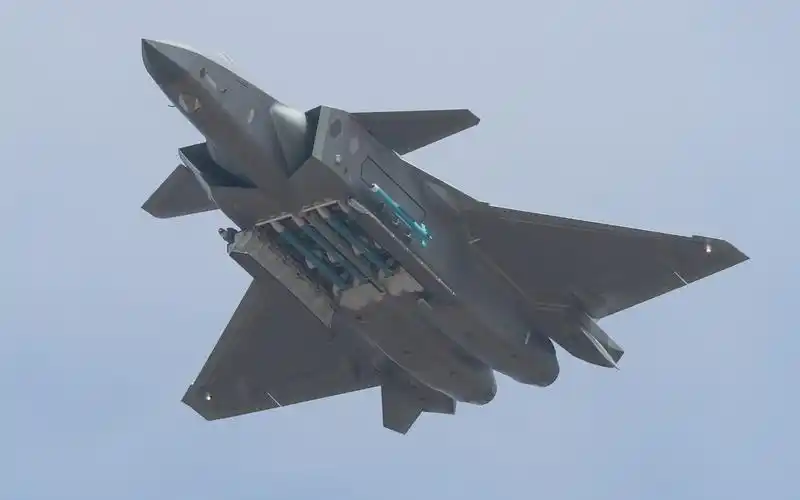 双十一空军节珠海航展歼20编队开弹仓表演