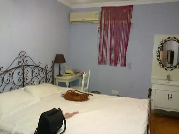 早晨起床 在酒店面朝湖的大落地窗前吃完自助早餐 回房间继续磨蹭.