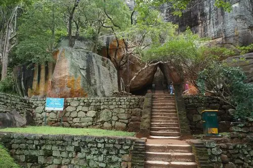 里耶狮子岩,车费130卢比/人,汽车行驶约80公里,10:30抵达景区外公路旁