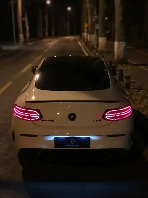 奔驰c coupe双门轿跑车 白外黑顶 amg套件 几何多光束激光大灯 amg中