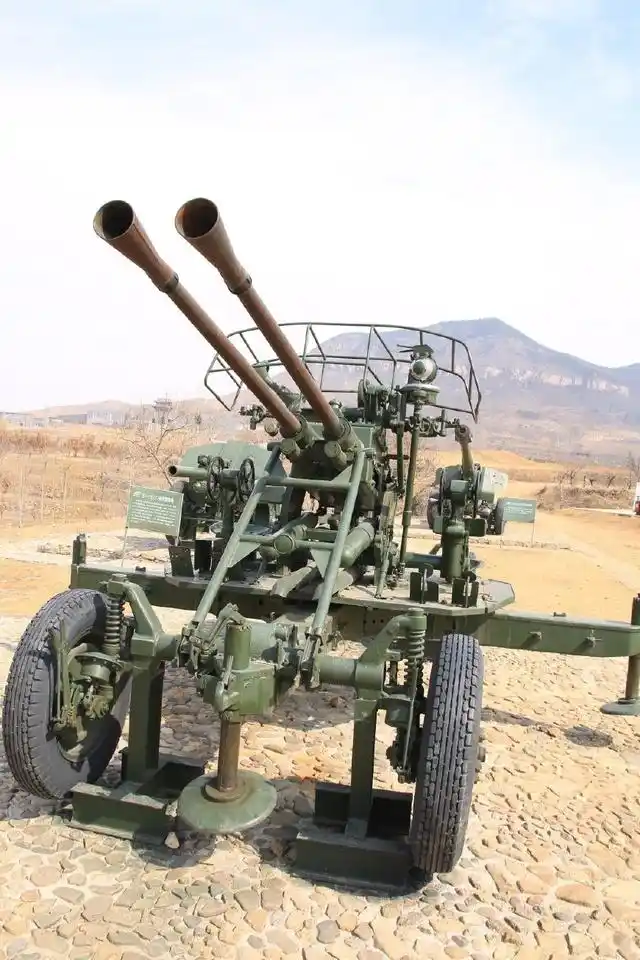 65式37毫米双管高射炮.这些大家伙看着是不是够霸气!