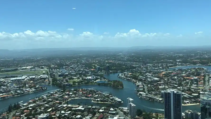 用43秒时间升至到230米高处.眺望一望无际的太平洋.再去黄金海岸滑浪