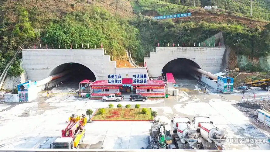 巴平高速隧道洞口标准化建设.jpg