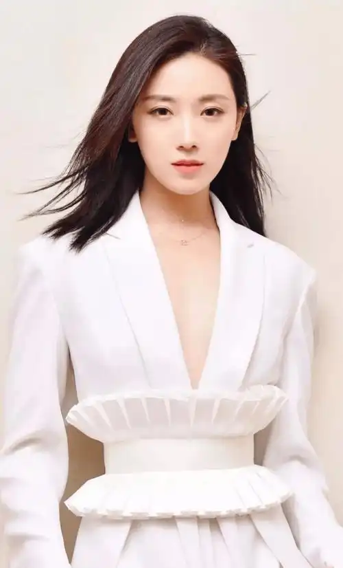 这个问题或许没有标准答案,但菅纫姿用自己的方式给