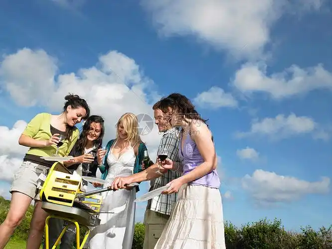 围着烧烤的一群年轻人