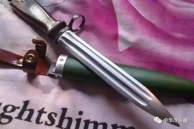 81式刺刀是一款较为常见的国产军刀,刀身有着令人生畏的四道血槽的
