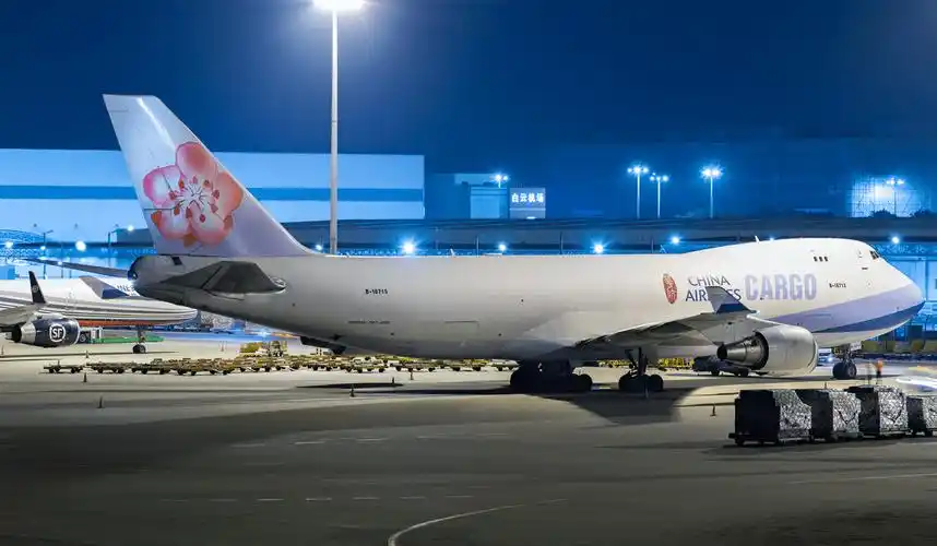 华航一架747货机在芝加哥撞上行李车,发动机受损_飞机的_台北_航空