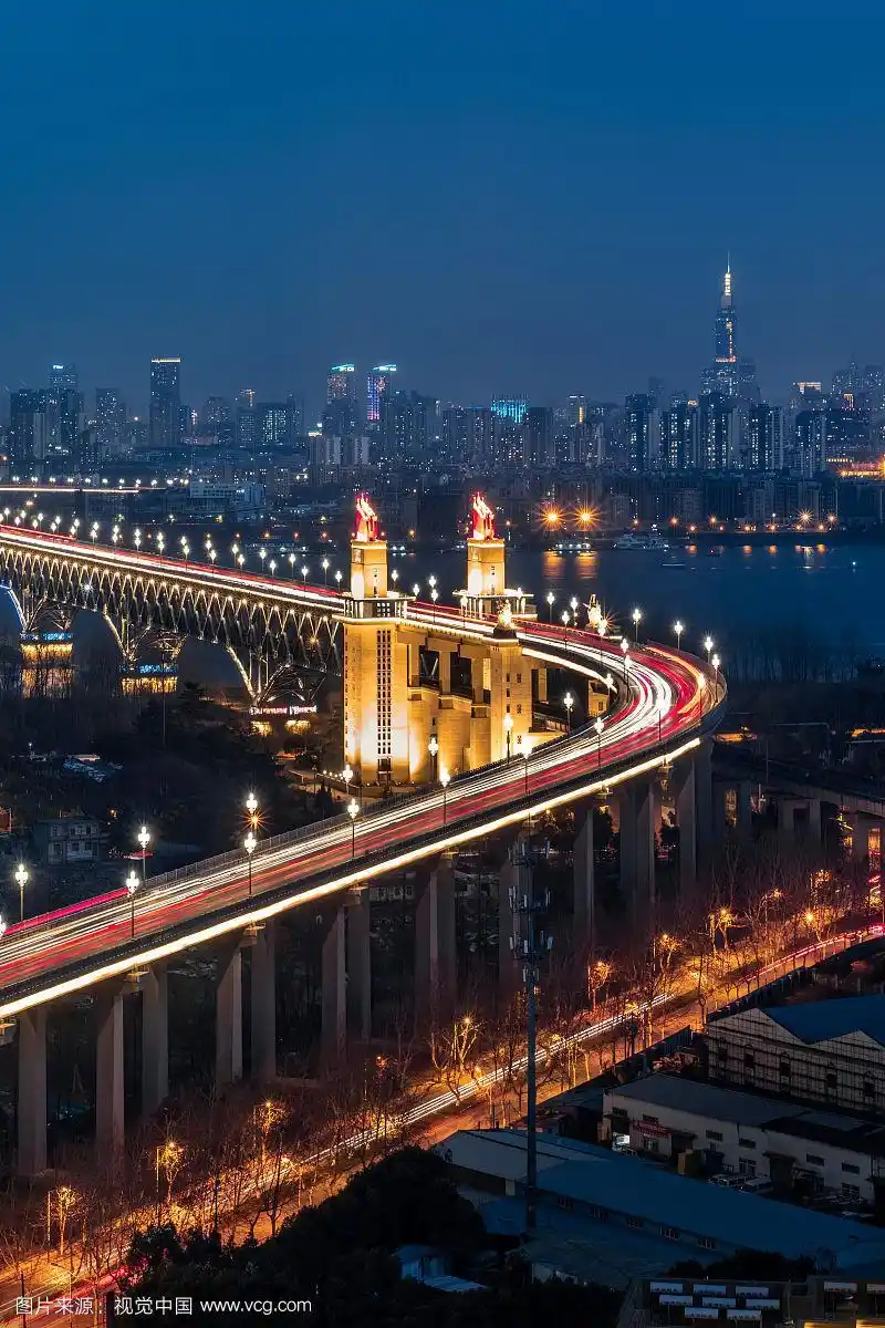 中国江苏省南京市南京长江大桥紫峰大厦城市天际线夜景俯瞰