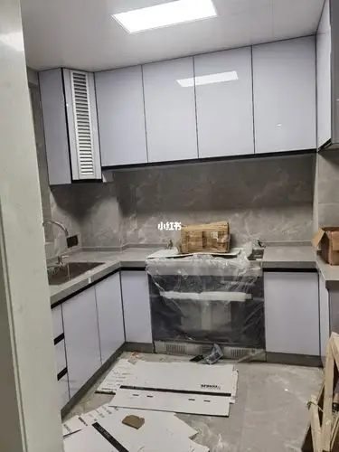 金刚板橱柜门阳台一个柜子也是做的这种晶钢板的就是分段的太多了翻车