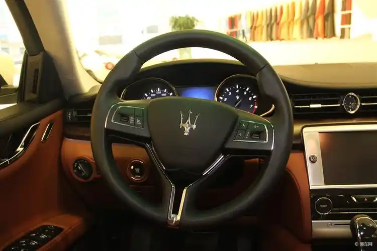 正中央的空调出风口有个小钟表的是什么车