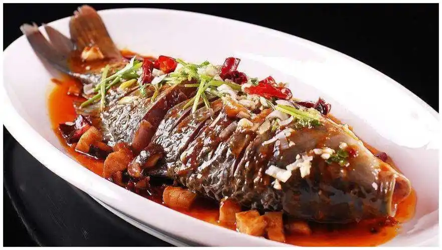 3 辣烧鲤鱼准备食材如下:鲤鱼1条,食盐1茶匙,葱姜蒜适量,水淀粉适量