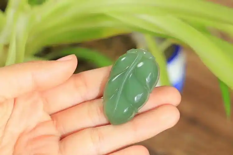 金枝玉叶碧玉粉青叶子挂件玉质温润细