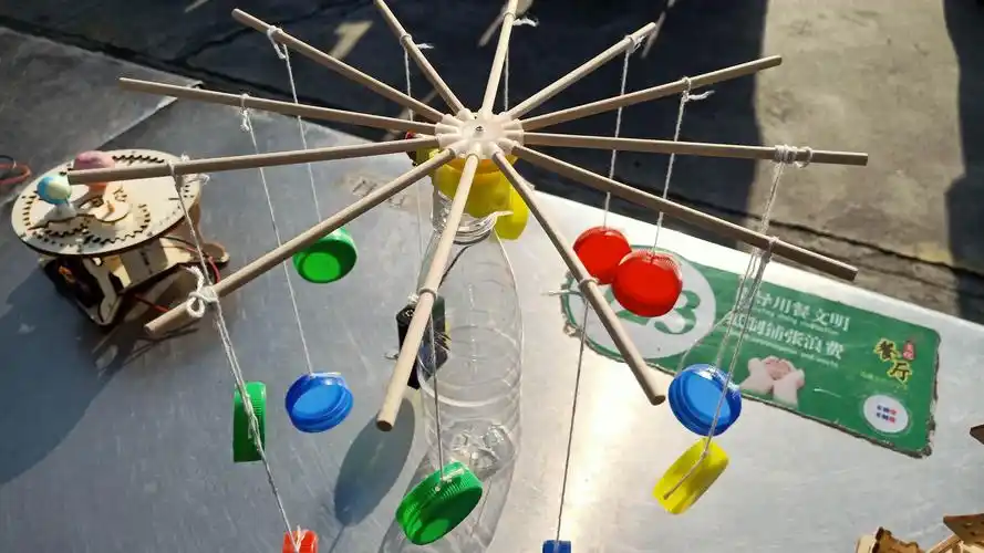 淅川县西簧乡中心小学德育处在校院内,举行了全校学生小制作小发明