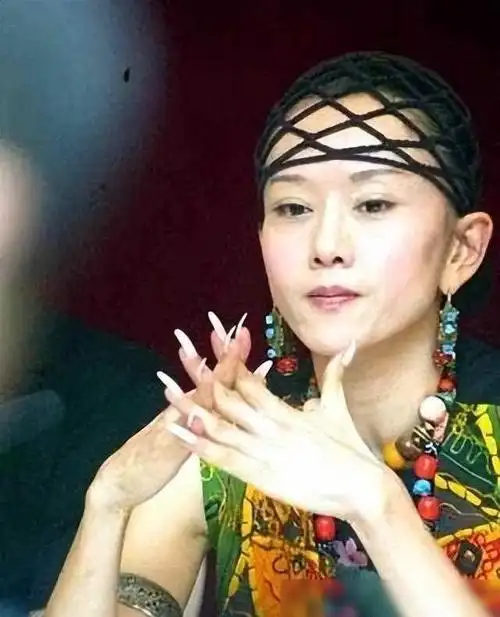 杨丽萍惊变仙气尽失剪指甲62岁拄拐出行常年花瓣水养生揭