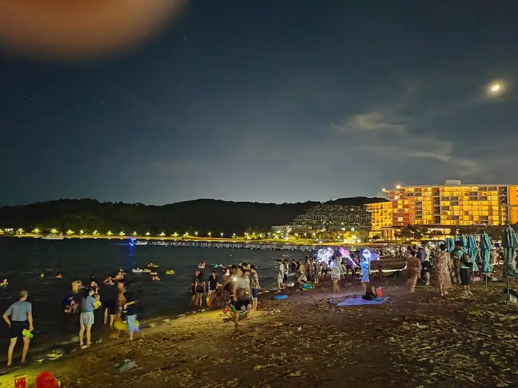 夏天夜晚海滩上